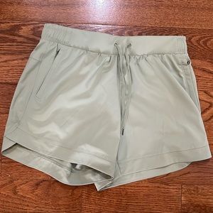 Mid rise short: 5” inseam relaxed fit